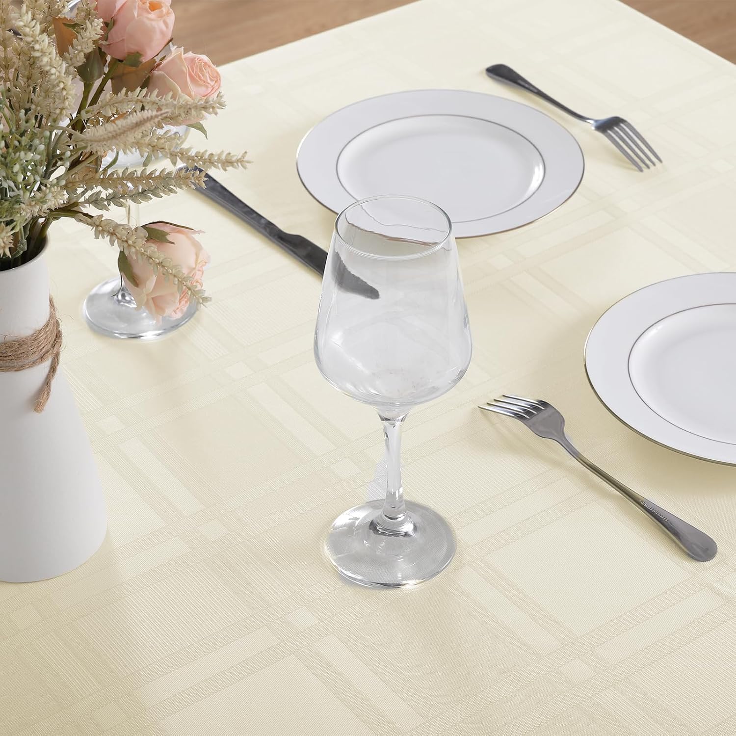Elegant and versatile tablecloth for dining rooms kitchens and more